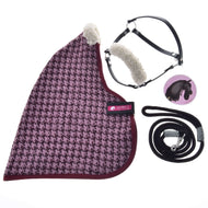 Set Harmony Elsa van LarDen voor Hobby Horse: deken met roze-bordeaux pied-de-poule, zwarte halster met crème fleece, halstertouw en sticker