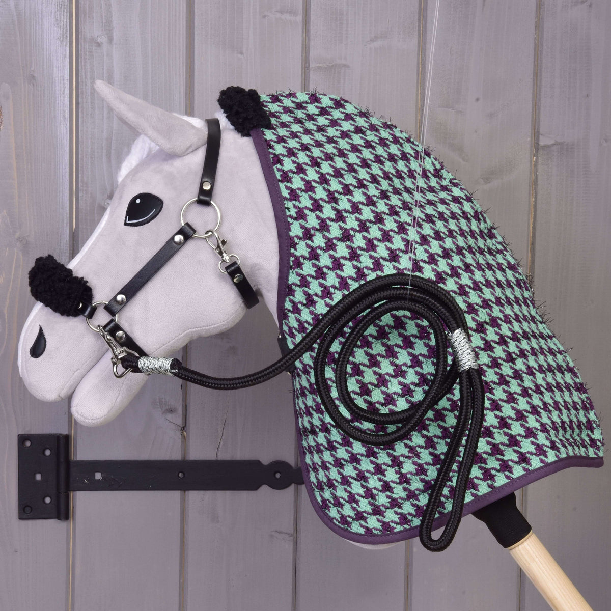 Hobby Horse van grijs pluche met Set Harmony Green: mint-paarse pied-de-poule deken, zwarte halster en opgerold halstertouw