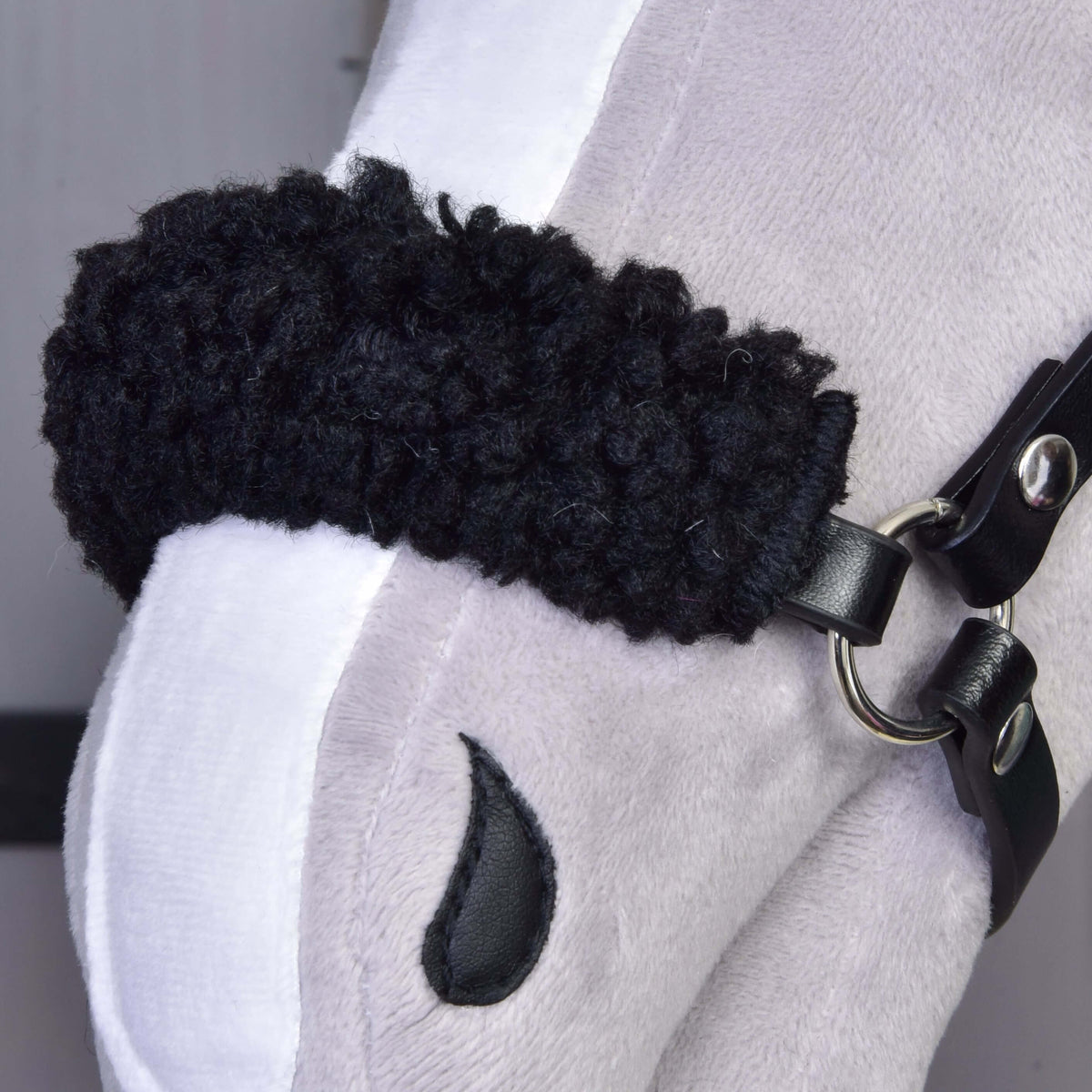 Close-up van het zwarte krullende fleece op de neusriem van de halster uit Set Harmony Green op een Hobby Horse