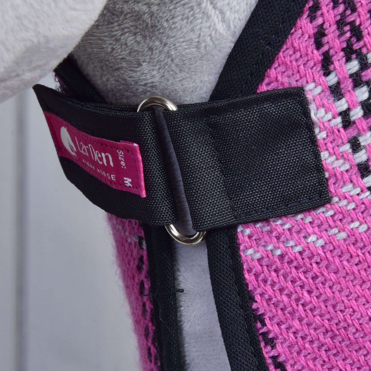 Borstsluiting van de deken uit Set Harmony Pink: zwarte riem, metalen ring, roze LarDen-label en zwarte bies