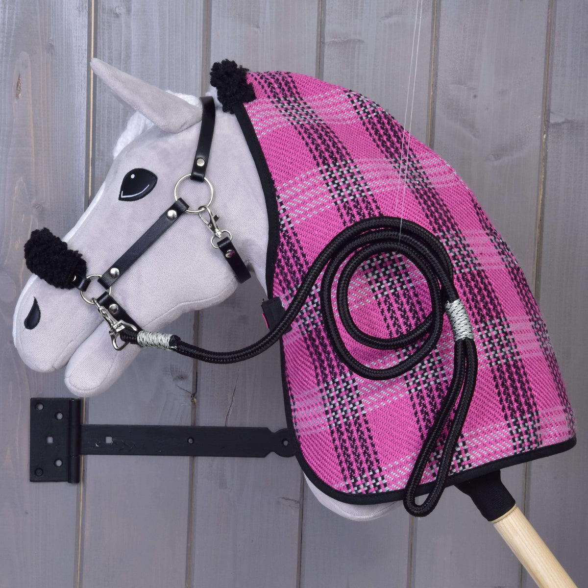 Hobby Horse van grijs pluche met Set Harmony Pink: roze geruite deken met zwarte fleecekraag, zwarte halster en halstertouw