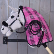 Hobby Horse van grijs pluche met Set Harmony Pink: roze geruite deken met zwarte fleecekraag, zwarte halster en halstertouw