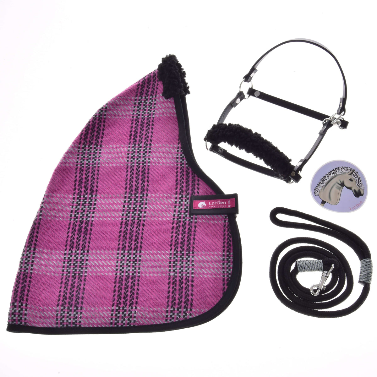 Set Harmony Pink van LarDen voor Hobby Horse: roze-zwart geruite deken, zwarte halster met zwart fleece, halstertouw en sticker