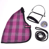 Set Harmony Pink van LarDen voor Hobby Horse: roze-zwart geruite deken, zwarte halster met zwart fleece, halstertouw en sticker