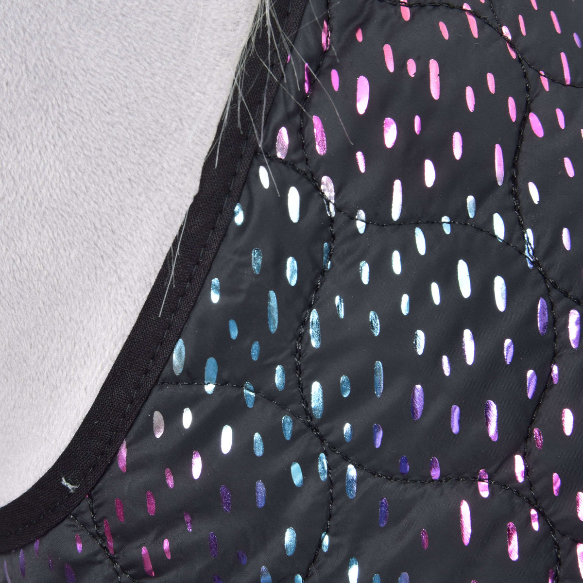 Close-up van de stof van de Set Dreamy: zwart stikwerk met glanzende roze, blauwe en witte stippen en zwarte rand