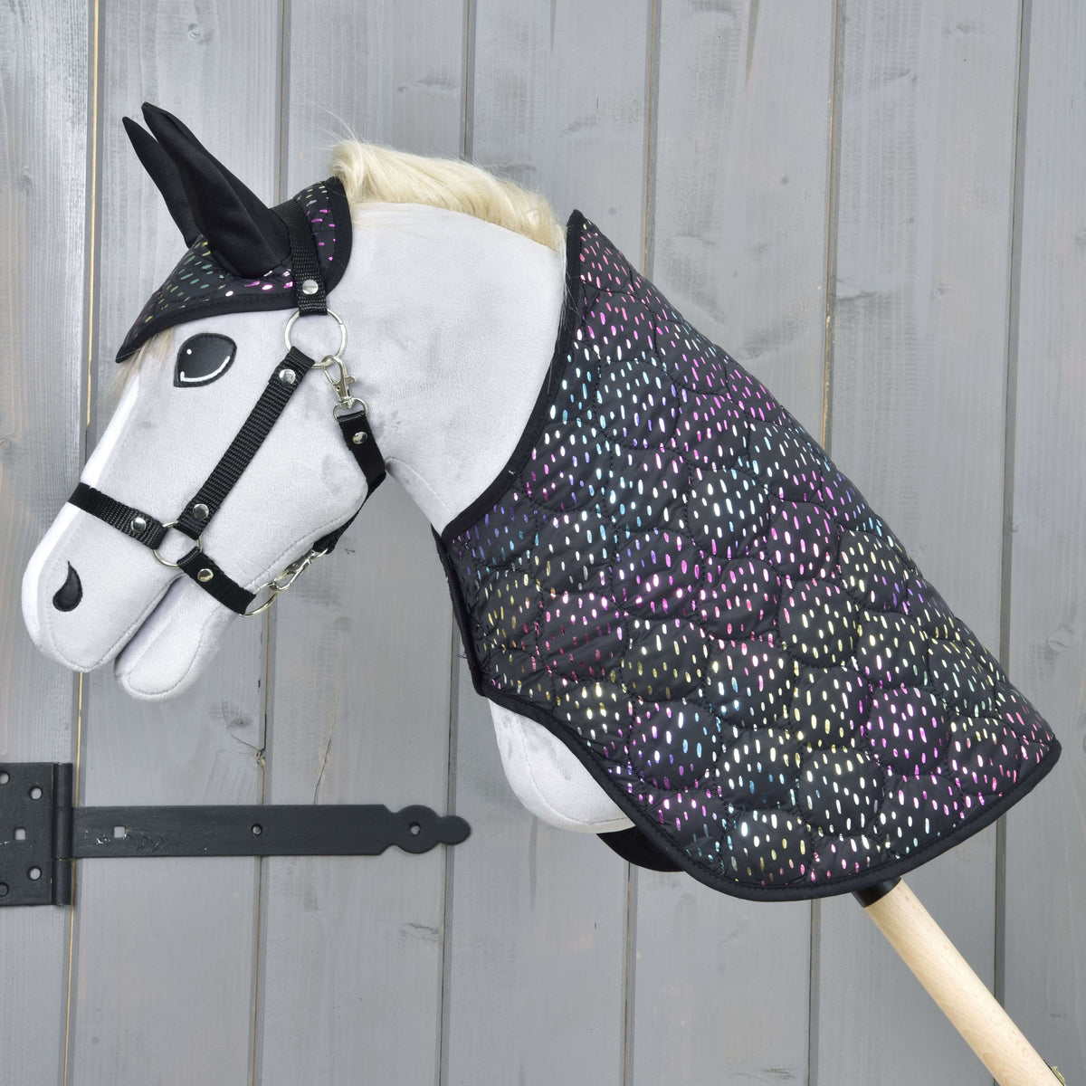 Lichtgrijze Hobby Horse met zwart halster in de Set Dreamy: zwarte gewatteerde deken en oornetje met regenboogstippen
