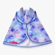 Hobby Horse regenjas Space van LarDen van bovenaf, aquarel-galaxyprint in lila en blauw met witte sterren en lila oren