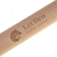 Gros plan sur la tige inférieure allongée avec le logo LarDen Hobby Horse et la tête de cheval gravés dans le bois clair
