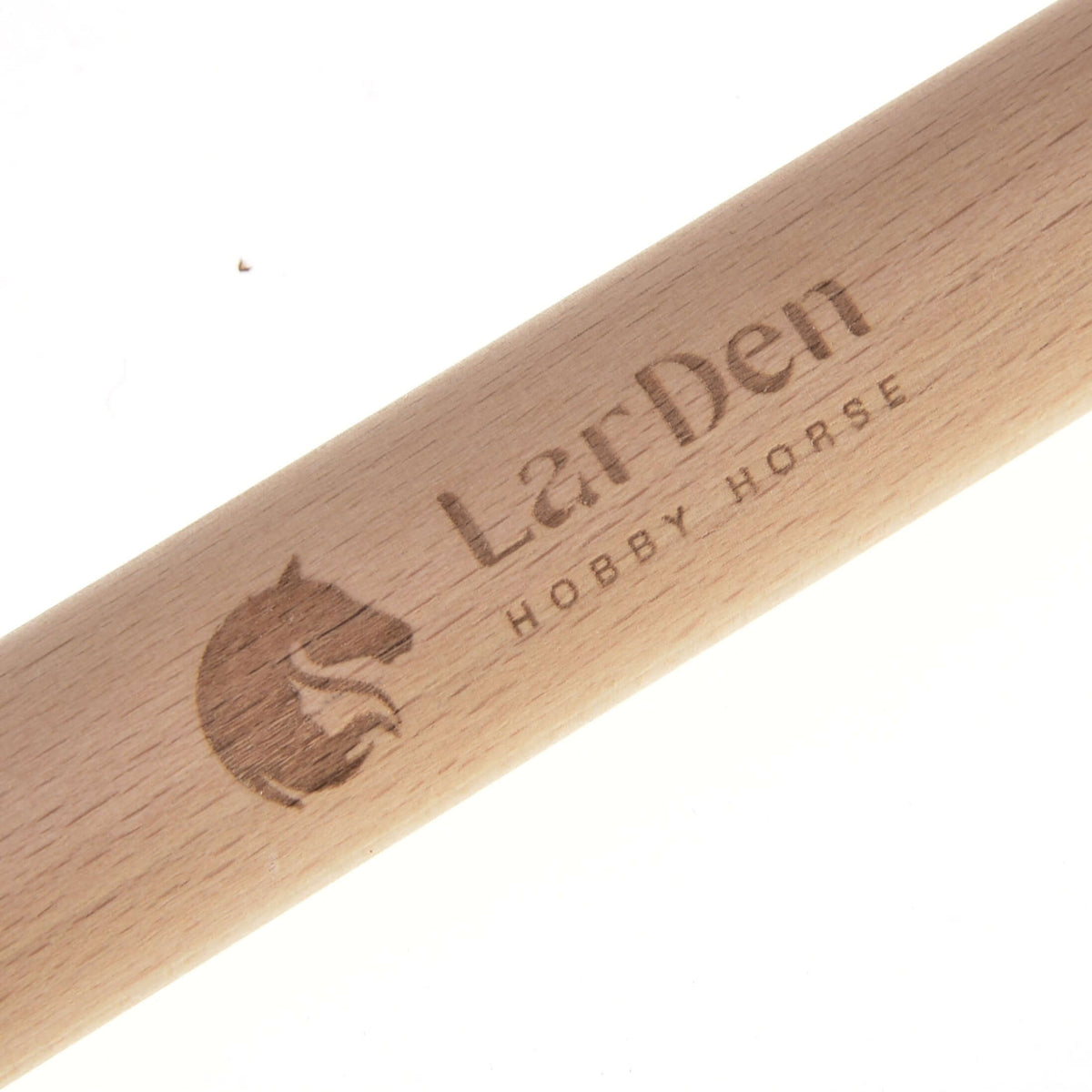 Gegraveerde tekst LarDen Hobby Horse en paardenhoofdlogo van dichtbij in het lichte hout van de Onderstok Standaard