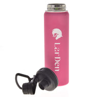 Bouteille rose avec le bouchon noir dévissé posé à côté, goulot en acier et inscription LarDen blanche