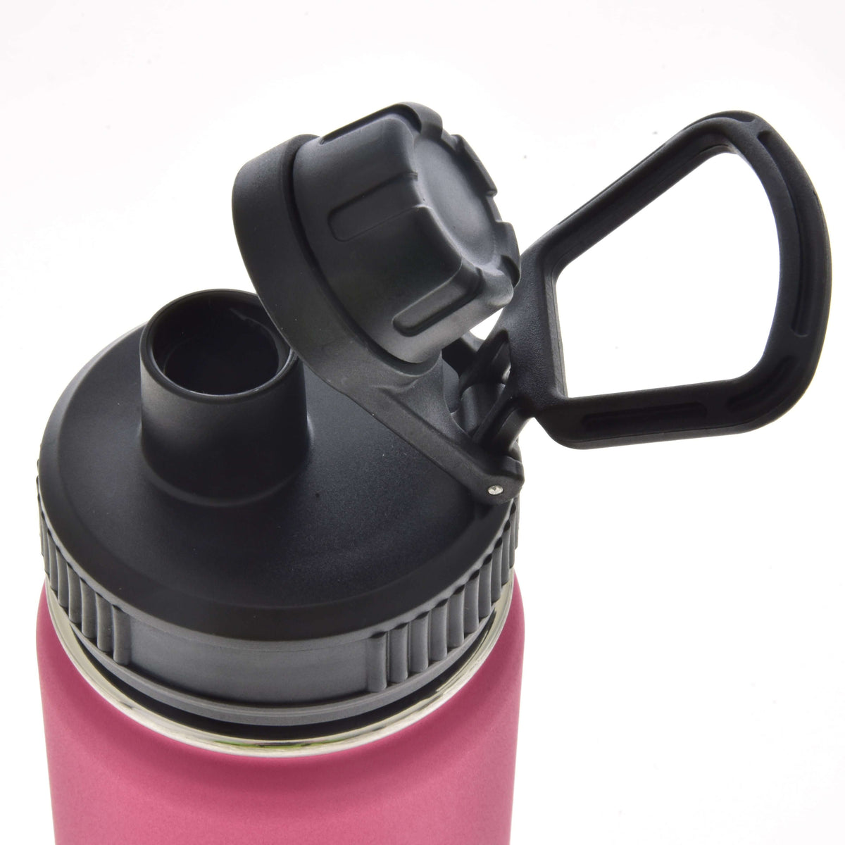 Close-up van de zwarte schroefdop met openklapbaar tuitdopje en draaglus op de roze fles