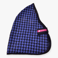 Hobby Horse staldeken Blue van LarDen met pied-de-poule in blauw en zwart, zwarte bies en zwarte borstriem
