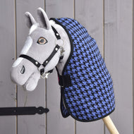 Grijze Hobby Horse met bruine ogen en zwart halster in de staldeken Blue met blauw-zwarte pied-de-poule