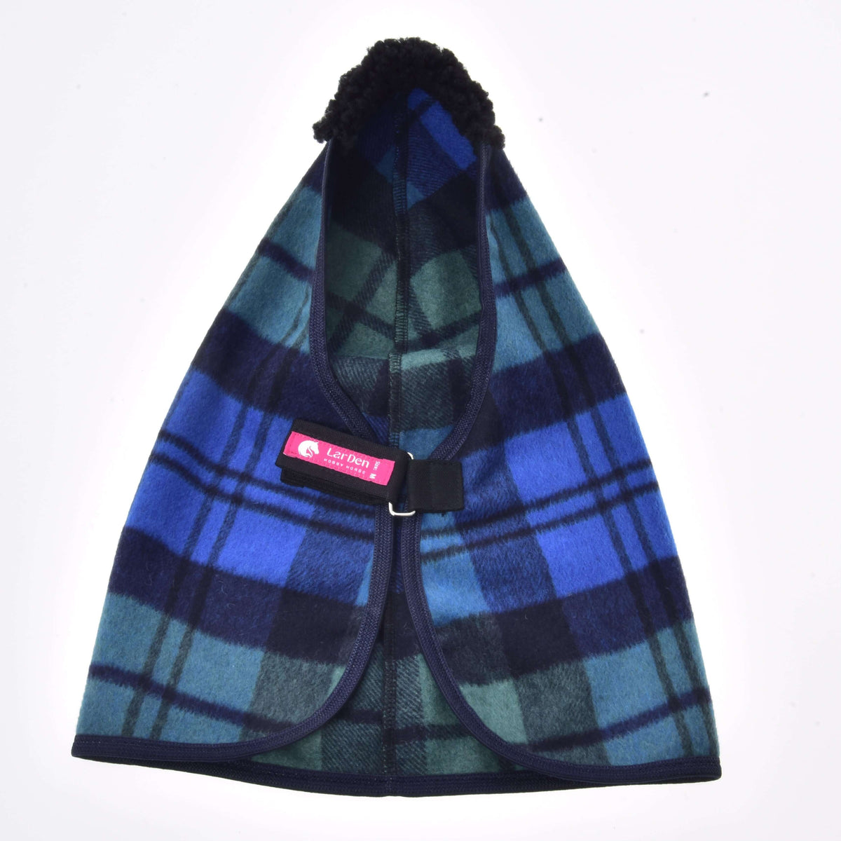 De geruite staldeken plat van voren, borstriem gesloten met een ring en roze label van LarDen