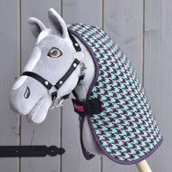 Grijze Hobby Horse met bruine ogen en zwart halster in de staldeken Green met pied-de-poule in mint en paars
