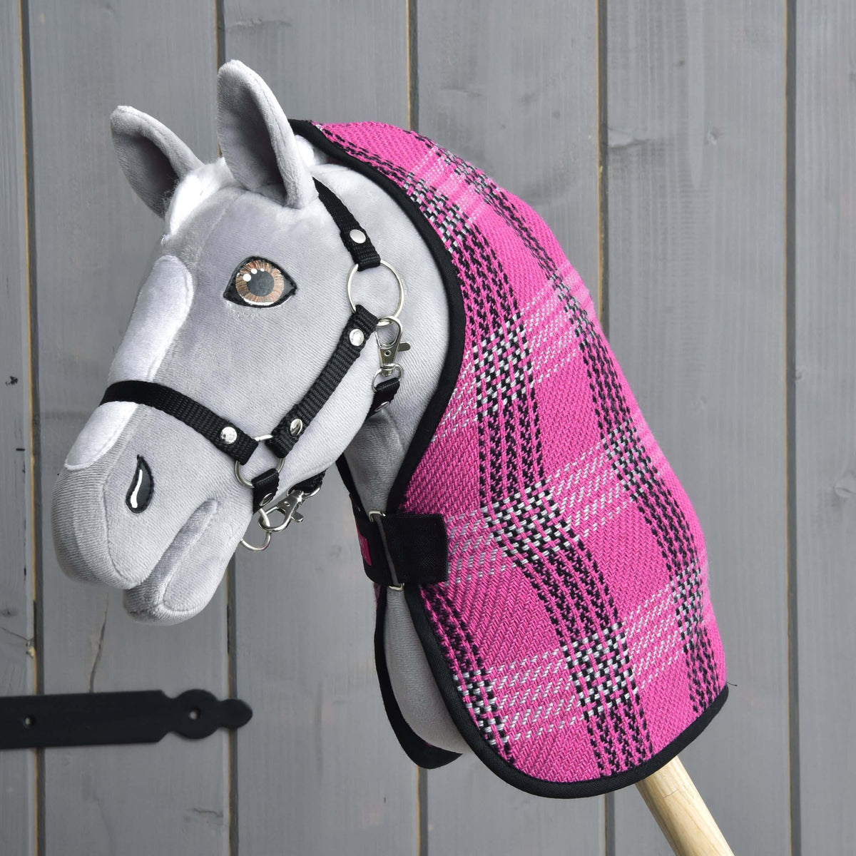 Hobby Horse gris aux yeux marron avec licol noir portant la couverture d’écurie Pink à carreaux rose, noir et gris