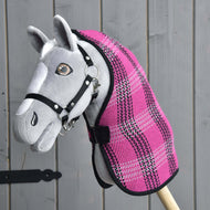 Grijze Hobby Horse met bruine ogen en zwart halster in de staldeken Pink met ruit in roze, zwart en grijs
