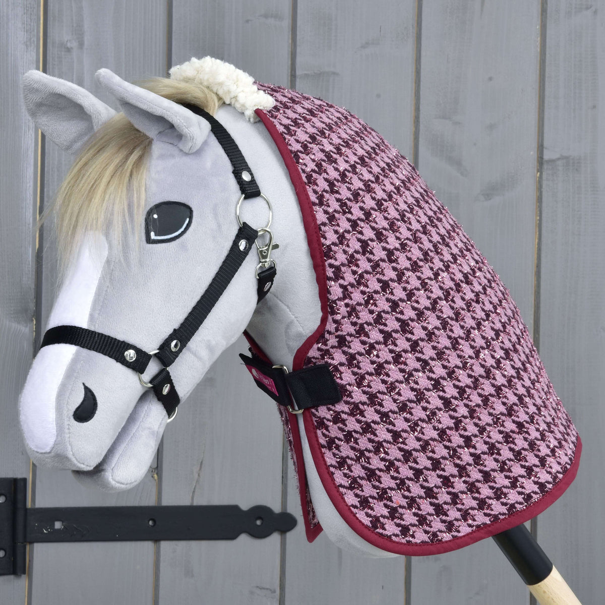 Lichtgrijze Hobby Horse met zwarte halster in de staldeken Winter Magic met roze en bordeauxrood pied-de-poule