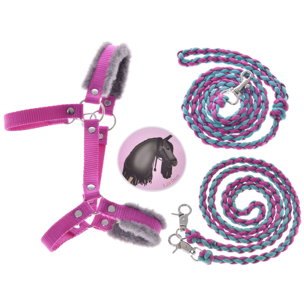 Set Perfect Combination Pink van LarDen voor Hobby Horse: roze halster met bont, gevlochten halstertouw, teugels en sticker
