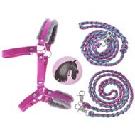 Set Perfect Combination Pink van LarDen voor Hobby Horse: roze halster met bont, gevlochten halstertouw, teugels en sticker