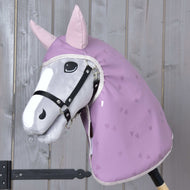 Grijze Hobby Horse met zwart halster in de Regenjas Sweetheart, lila met ton-sur-ton hartjes en lichtroze oren