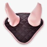 Bonnet d’oreilles Chocolate pour Hobby Horse de LarDen en satin matelassé brun foncé, oreilles rose clair et bordure rose