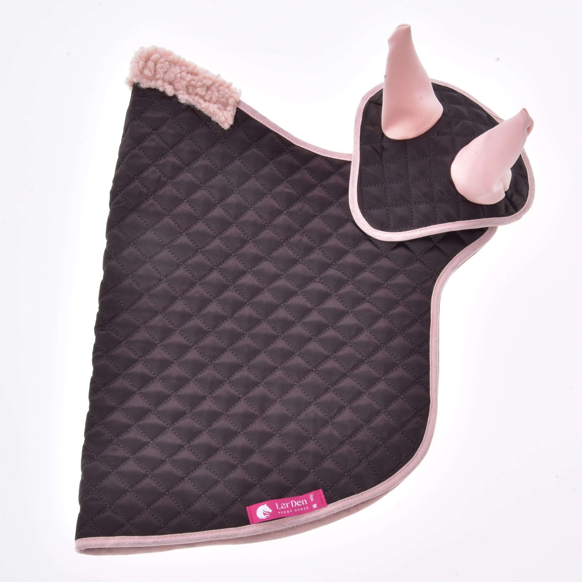 Ensemble Thermo Sweety à plat : couverture brune matelassée à col teddy, bonnet d’oreilles assorti et étiquette rose LarDen