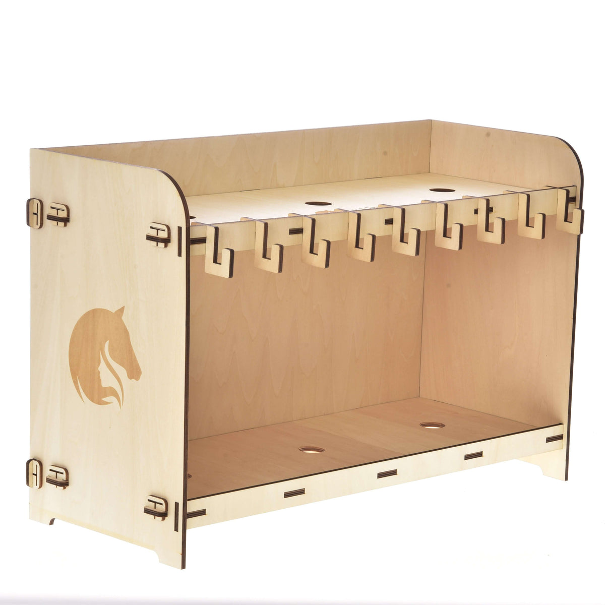 Stal voor 3 Hobby Horses van links, zijwand van naturel multiplex met gegraveerd paardenhoofd en haken bovenaan