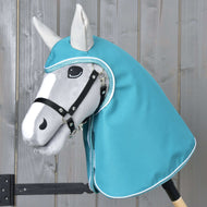 Grijze Hobby Horse met zwart halster in de Regenjas Turquoise met kap en lichtgrijze oren, die hoofd en hals bedekt