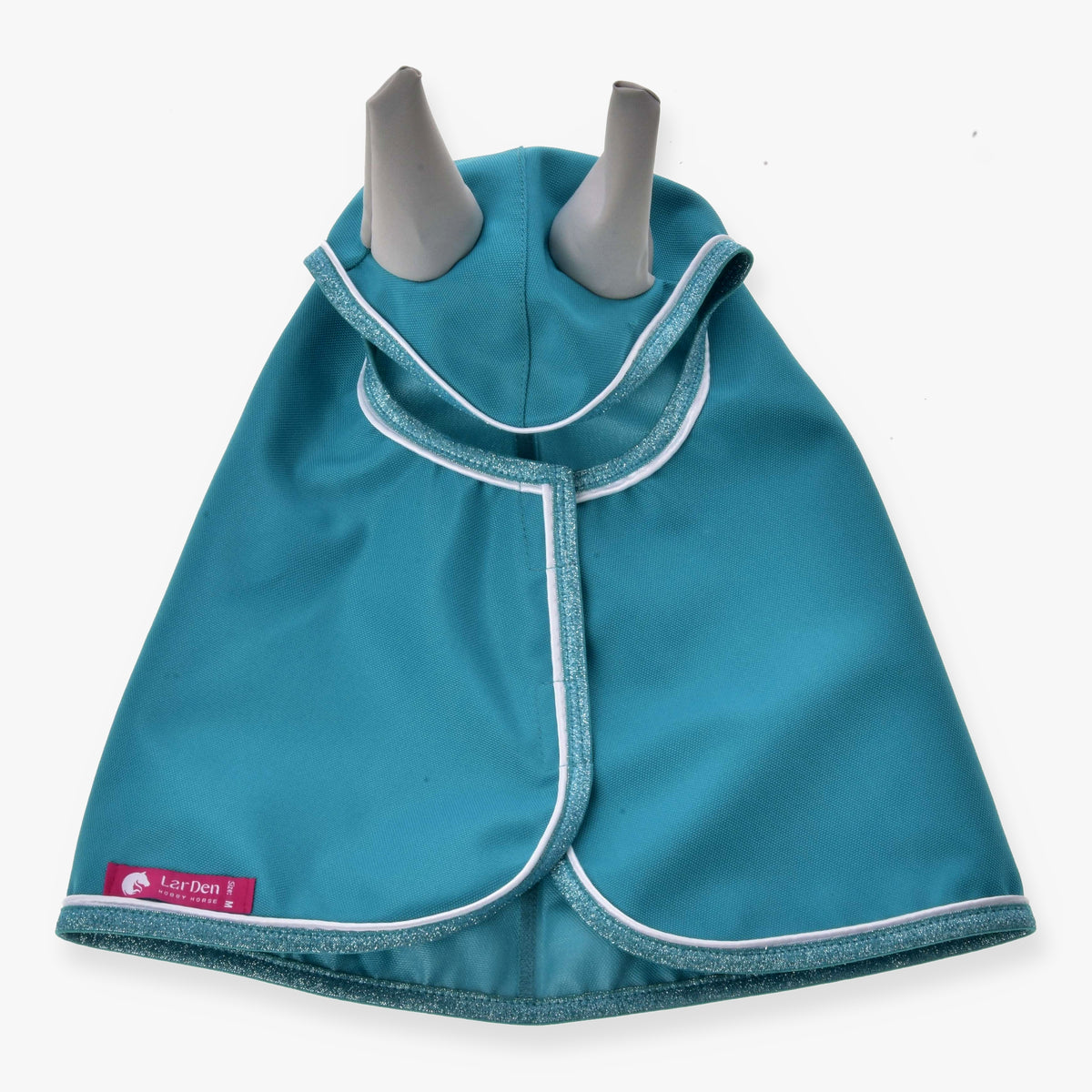 Imperméable turquoise pour Hobby Horse de LarDen vu de dessus, tissu bleu canard, oreilles gris clair et bordure pailletée passepoilée de blanc