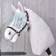 Halster zwart met lichtturquoise franjes van LarDen op een grijze Hobby Horse, de franjes vallen over de ogen