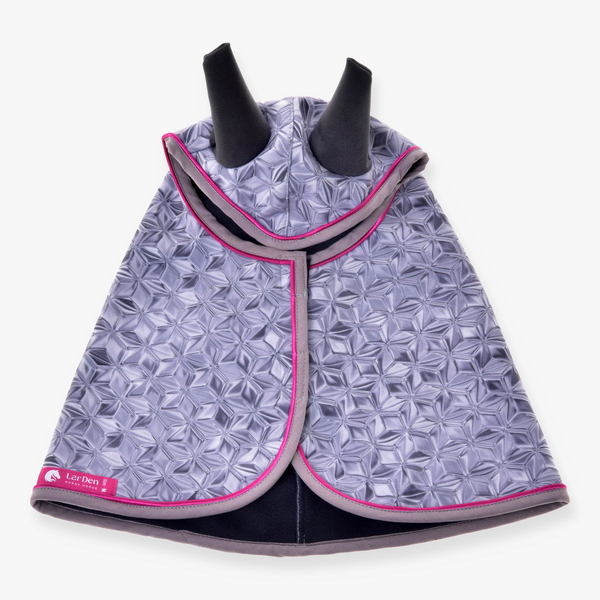 Imperméable Valentine pour Hobby Horse de LarDen vu de dessus, motif géométrique d’étoiles gris argent, oreilles gris foncé et passepoil rose vif