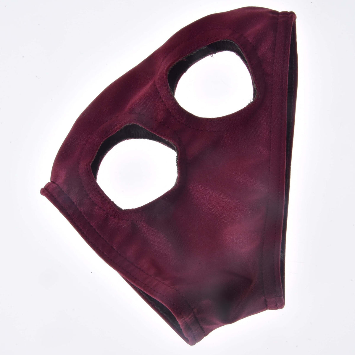 Paardenmasker zonder oren Velvet voor Hobby Horse plat op wit: zachte bordeauxrode stof met twee ronde oogopeningen