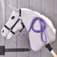 Lichtgrijze Hobby Horse met zwart halster en het paarse gestreepte halstertouw Viola over de hals