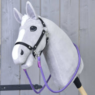 Lichtgrijze Hobby Horse met zwart halster en paarse Teugels Viola aan beide kanten van het halster