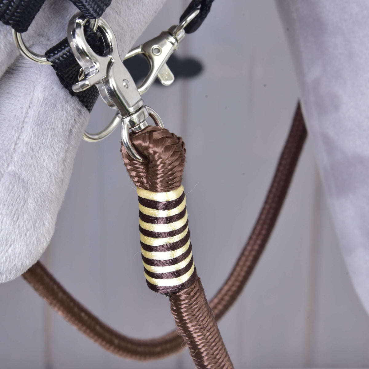Close-up van de crème-bruin gestreepte omwikkeling onder de karabijnhaak van de Teugels Vivaldi voor Hobby Horse