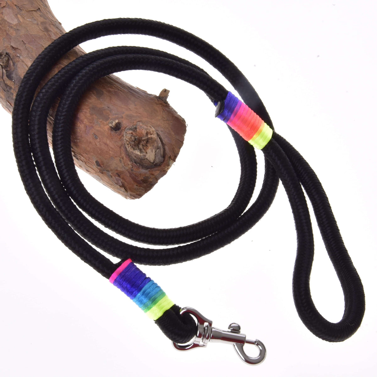 Halstertouw Rainbow voor Hobby Horse van LarDen, zwart touw met neon regenboogwikkels, handlus en zilveren karabijnhaak