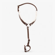 Sangle de poitrail avec fourrure Walnut de LarDen pour Hobby Horse en similicuir marron foncé, fourrure crème et anneau central argenté