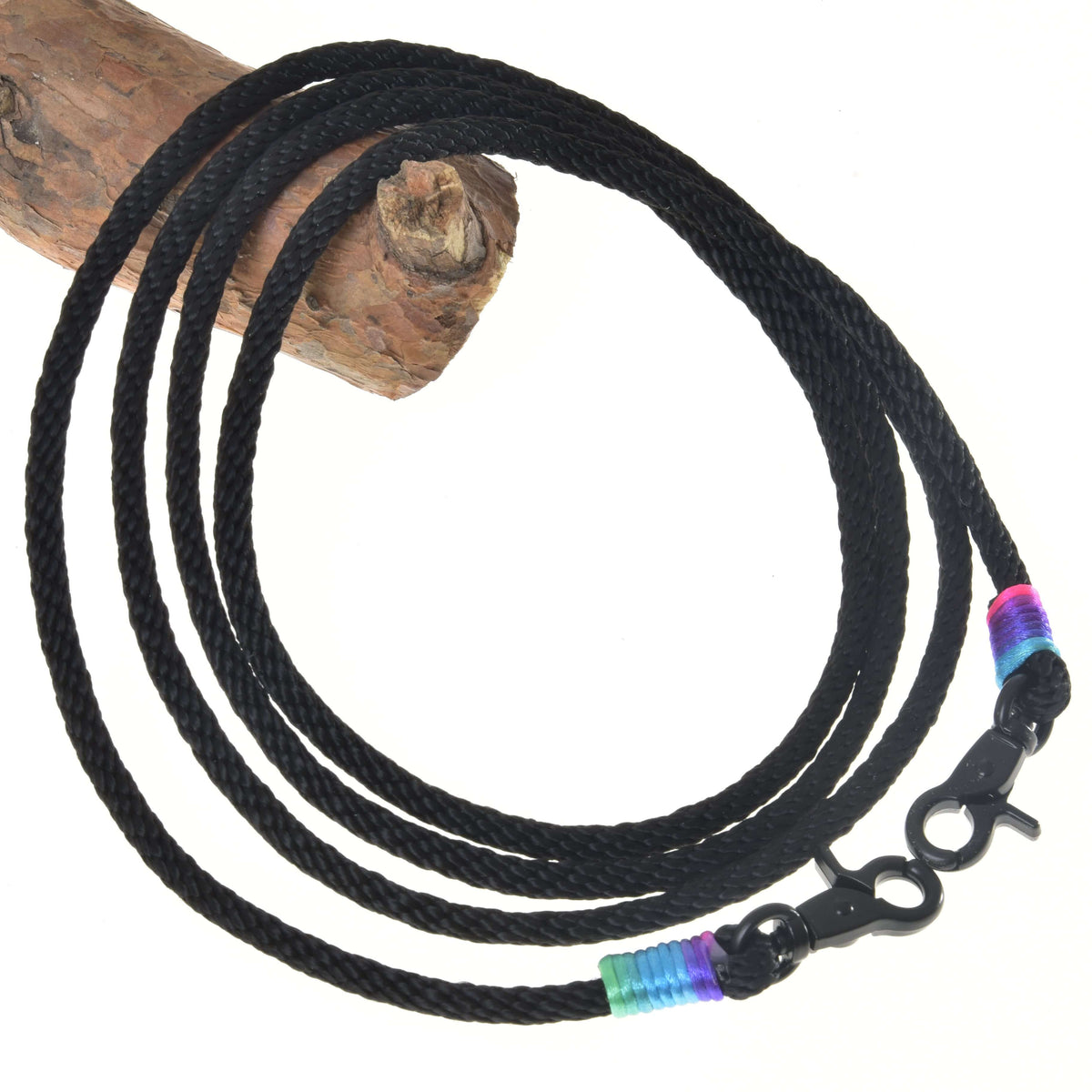 Westernteugels Montana van LarDen voor Hobby Horse, zwart gevlochten touw met zwarte karabijnhaken en paars-blauw-groene omwikkelingen