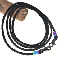 Westernteugels Montana van LarDen voor Hobby Horse, zwart gevlochten touw met zwarte karabijnhaken en paars-blauw-groene omwikkelingen