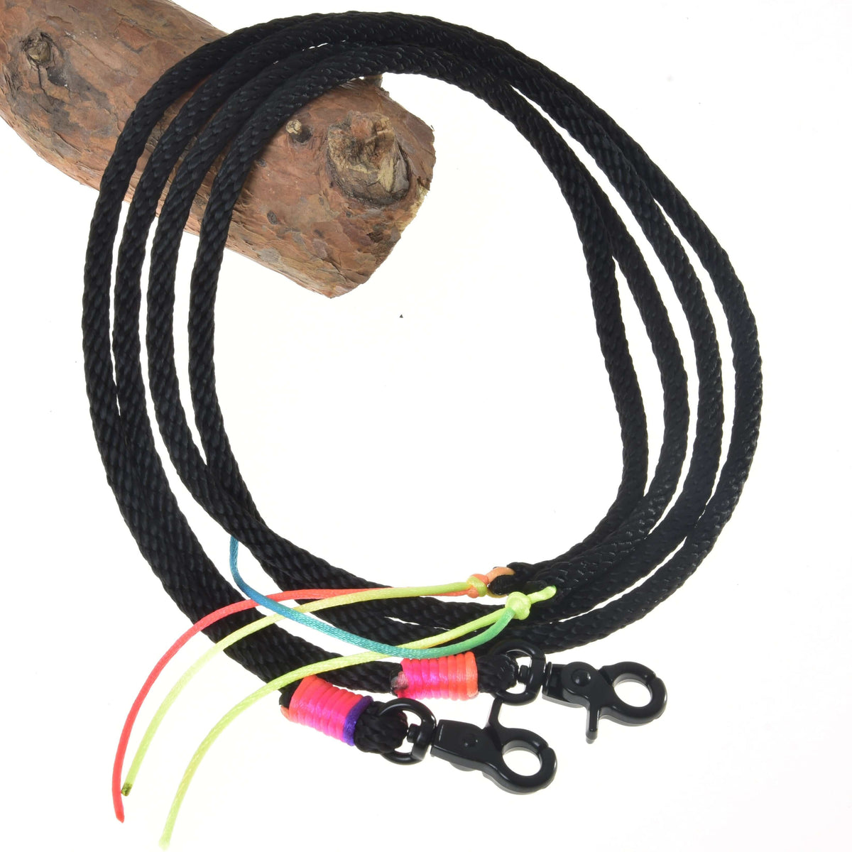 Open westernteugels Texas van LarDen voor Hobby Horse, zwart gevlochten touw met zwarte karabijnhaken en neonkoordjes
