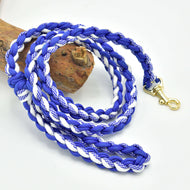 Hobby Horse gevlochten halstertouw wit/blauw van LarDen van koningsblauw en wit koord met gouden karabijnhaak, over een tak
