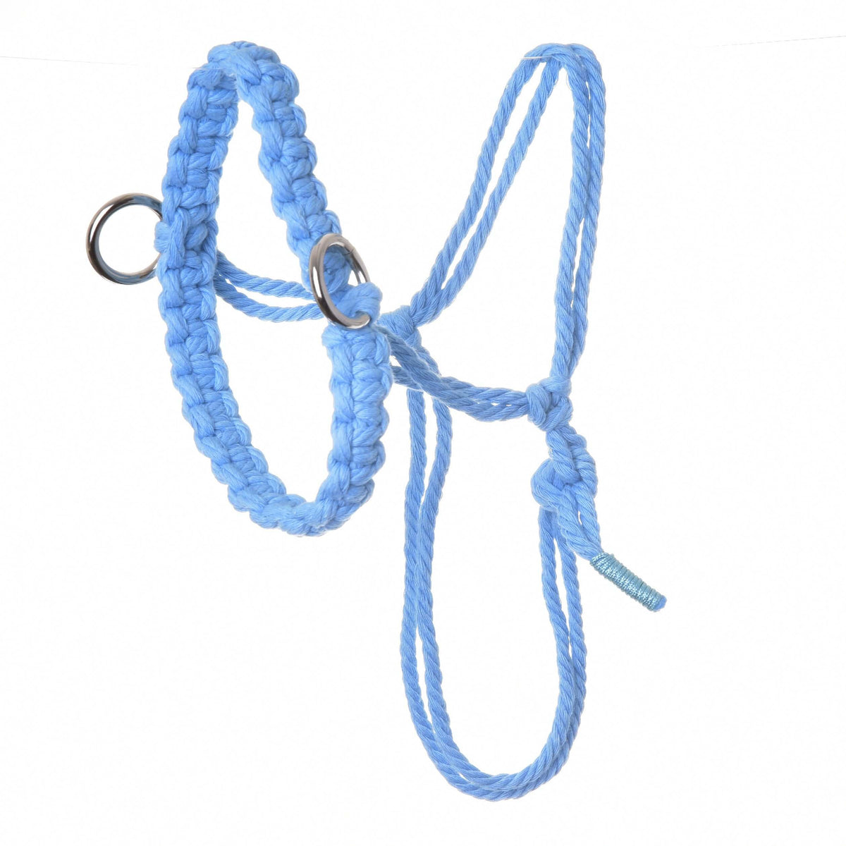 Lichtblauwe katoenen touwhalster met geknoopte macramé-neusriem en zilverkleurige ringen uit de Hobby Horse Touwset Cotton Blue
