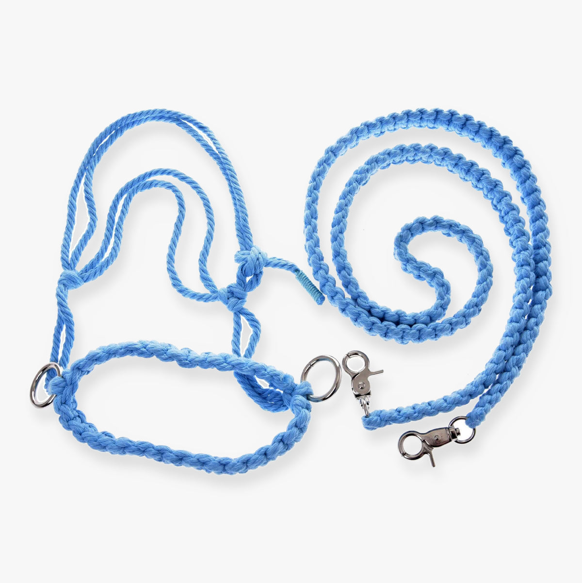Hobby Horse touwset Cotton Blue van LarDen, lichtblauwe katoenen touwhalster met macramé neusriem en gevlochten teugels