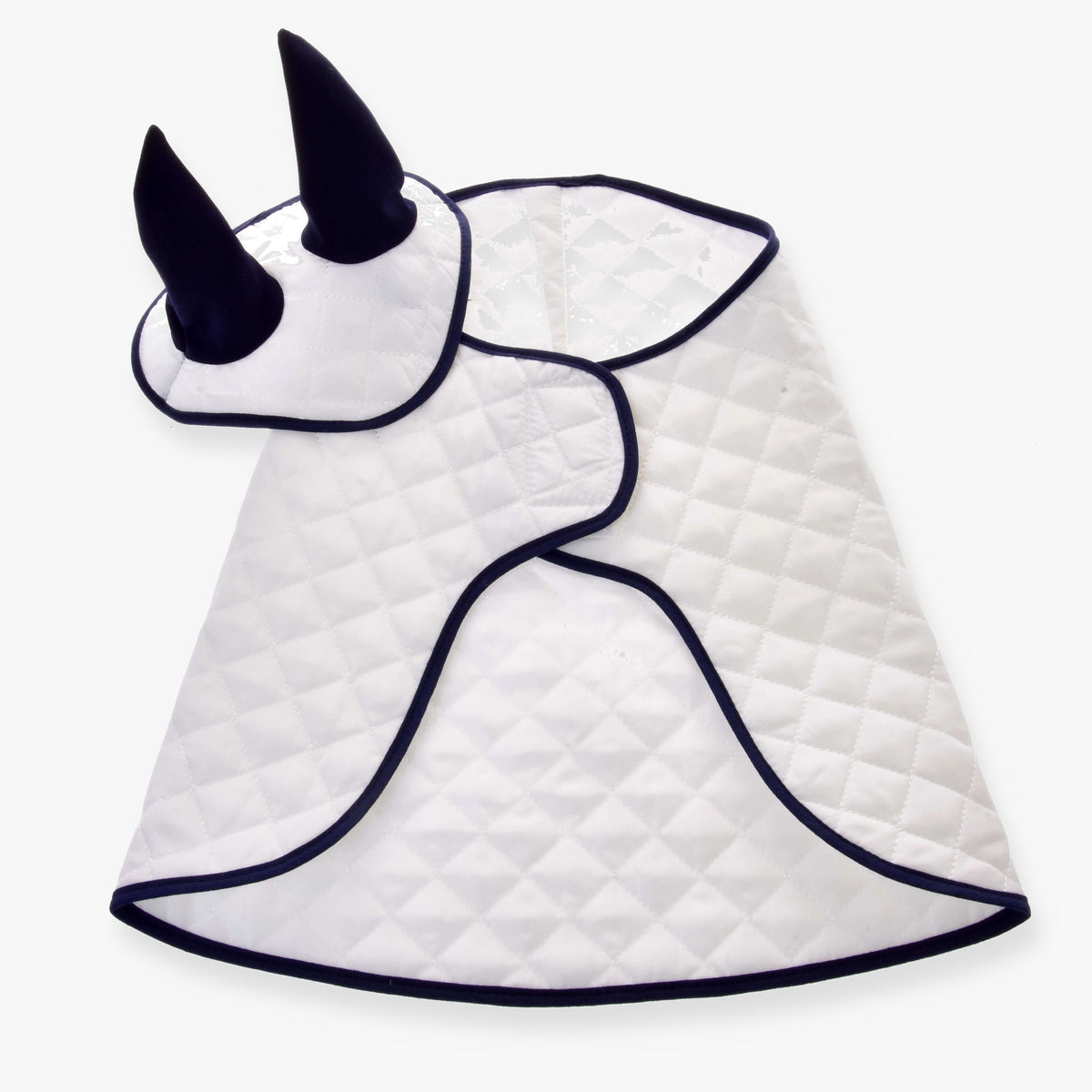 Ensemble Thermo White de LarDen pour Hobby Horse : couverture et bonnet d’oreilles blancs matelassés, bordure et oreilles bleu marine