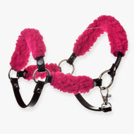 Zwarte kunstleren halster met compleet roze bont van LarDen voor Hobby Horse, felroze krullend bont en zilverkleurige ringen