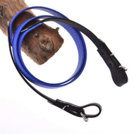 Rênes caoutchoutées bleues de LarDen pour Hobby Horse, texture nid d’abeille antidérapante et extrémités noires à boucles, sur une branche