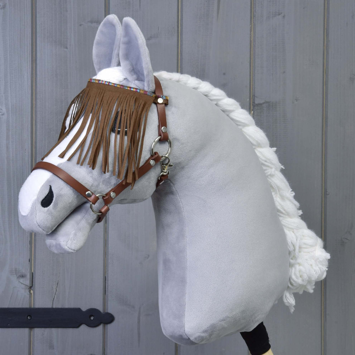 Halster bruin met franjes van LarDen op een grijze pluche Hobby Horse, bruin kunstleer met franjeshoofdband