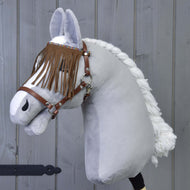 Halster bruin met franjes van LarDen op een grijze pluche Hobby Horse, bruin kunstleer met franjeshoofdband