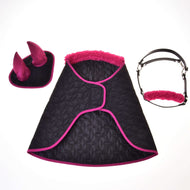 Set Thermo Pinkie van LarDen voor Hobby Horse: zwarte gewatteerde deken, oornetje en halster met fuchsia bont en rand